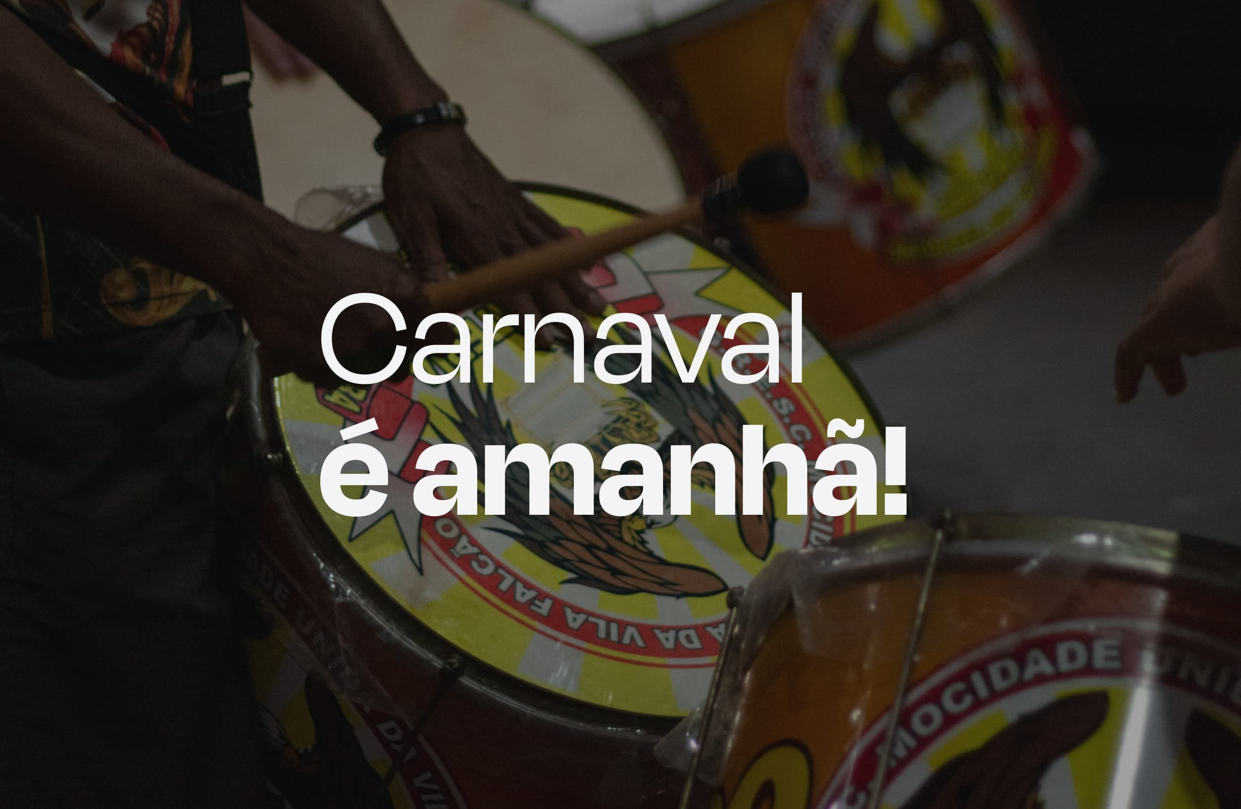 “Carnaval é amanhã!” sobre foto de ritmistas tocando surdos