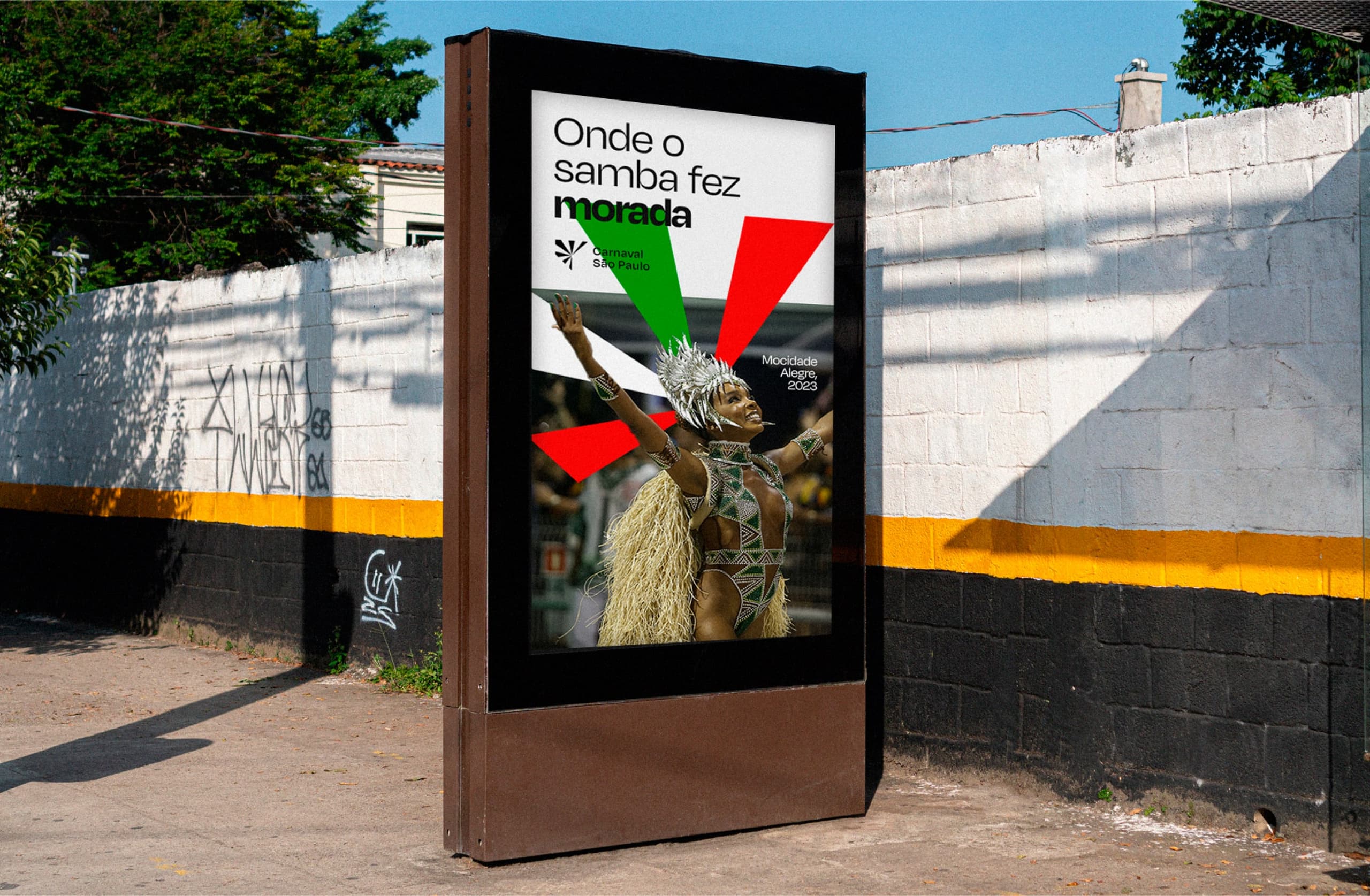 Cartaz “Onde o samba fez morada” com passista da Mocidade Alegre em mobiliário urbano