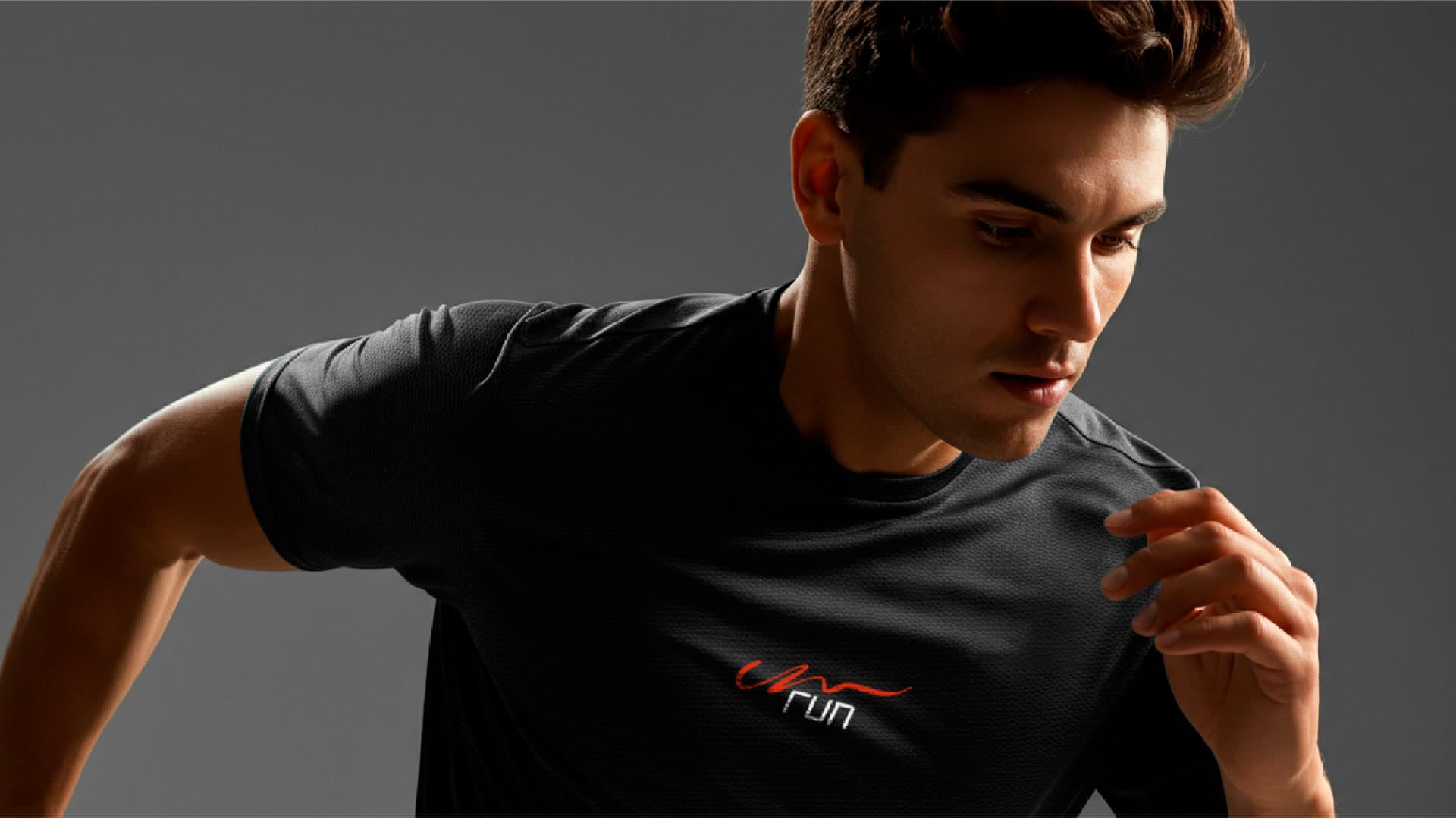 Atleta com camiseta preta da Máxima Run