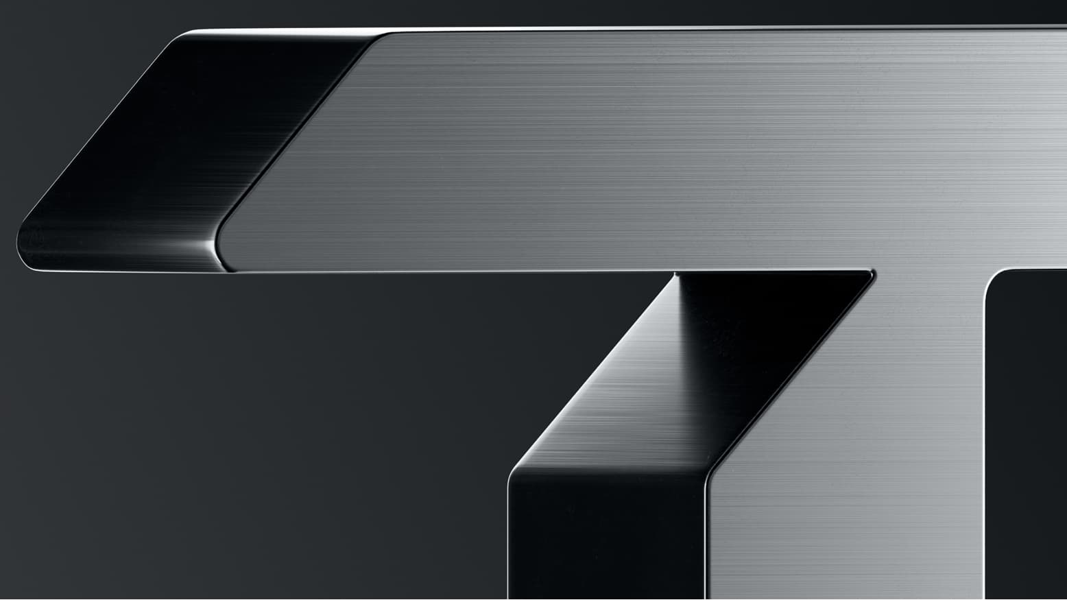 Detalhe do logotipo em metal escovado