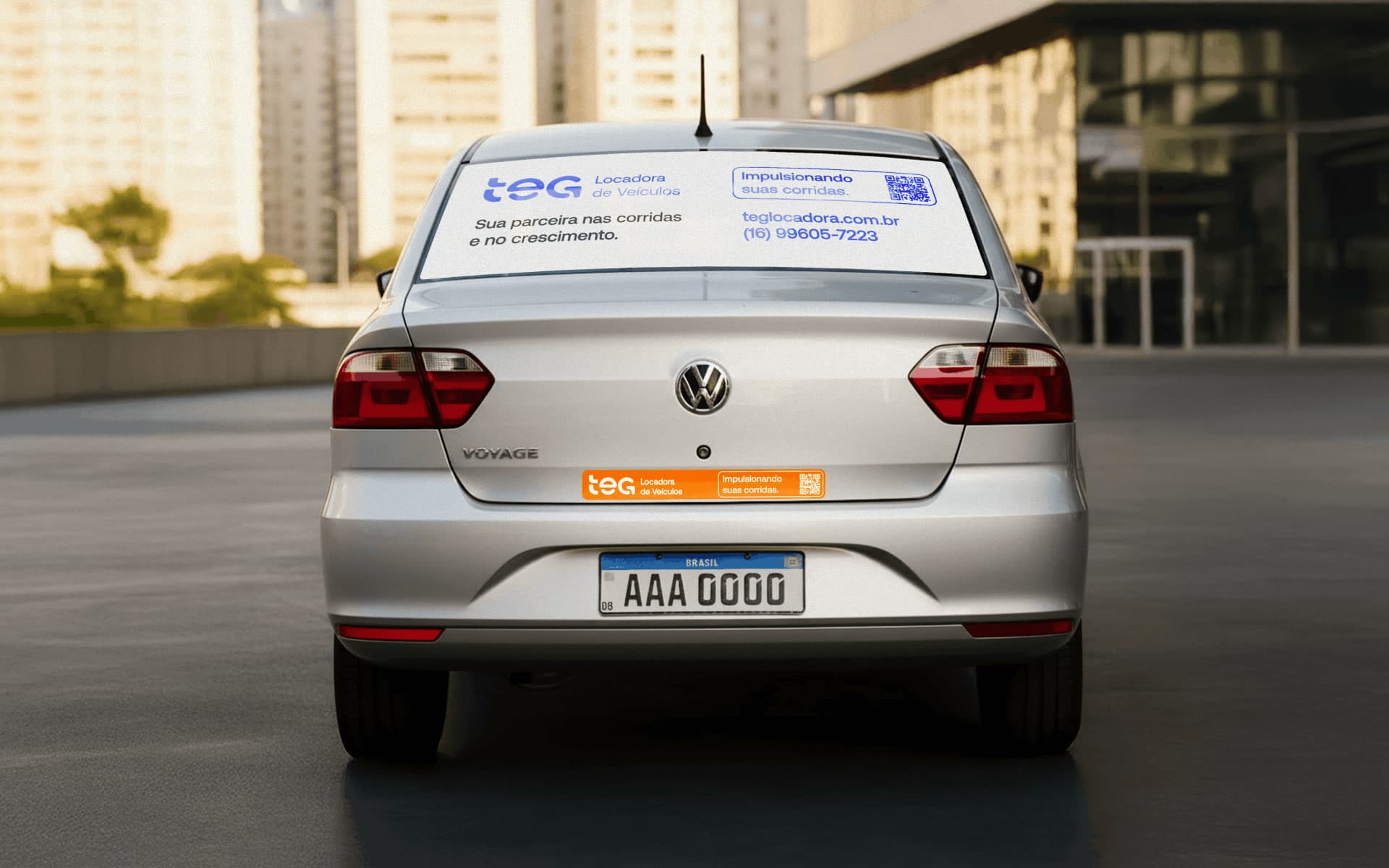 Adesivos da TEG na traseira de um carro da frota